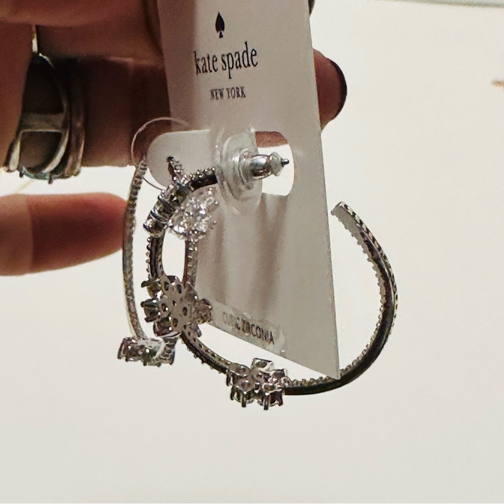kate spade ♠️- “Gleaming Gardenia Flower Hoops” in Silver - Picture 8 of 10